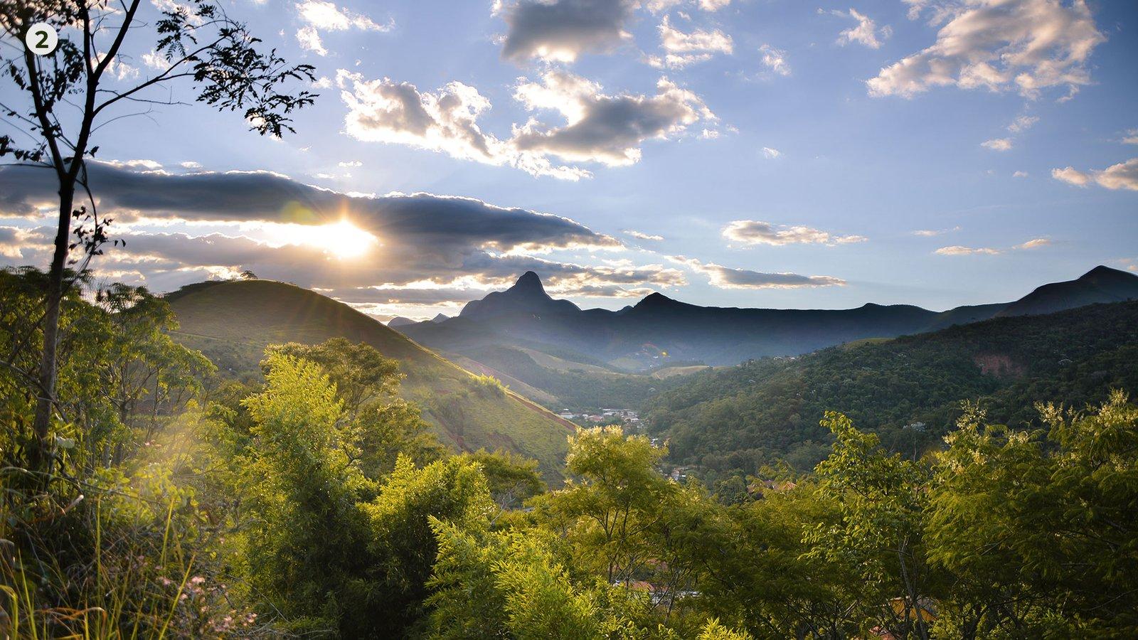 Clima ameno, montanhas e verde