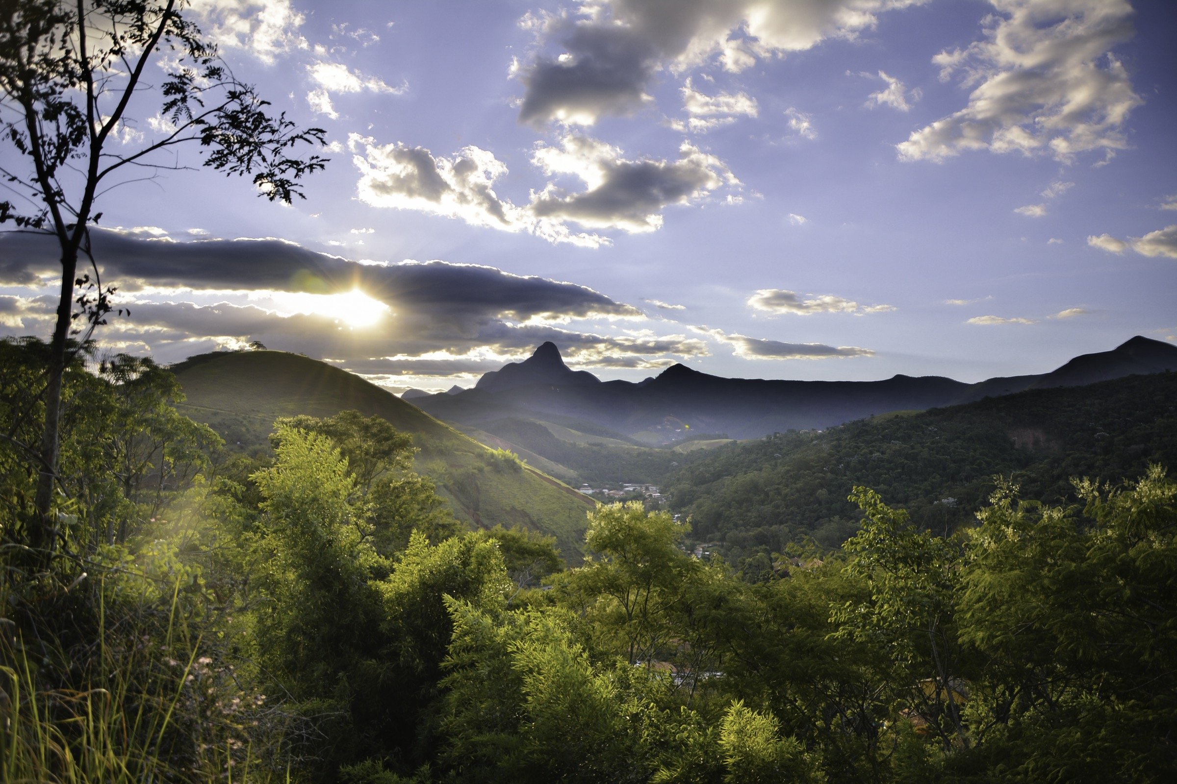 Paisagem de Itaipava — serra e natureza ao redor do empreendimento